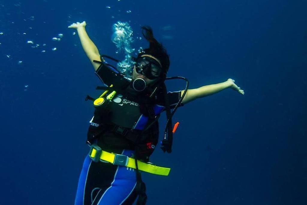 Ratu Kini Dive & Stay Mana Island Exteriör bild