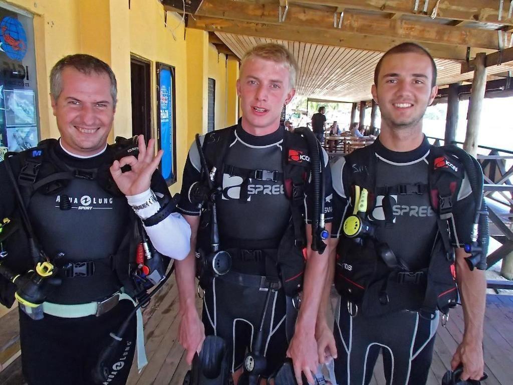 Ratu Kini Dive & Stay Mana Island Exteriör bild